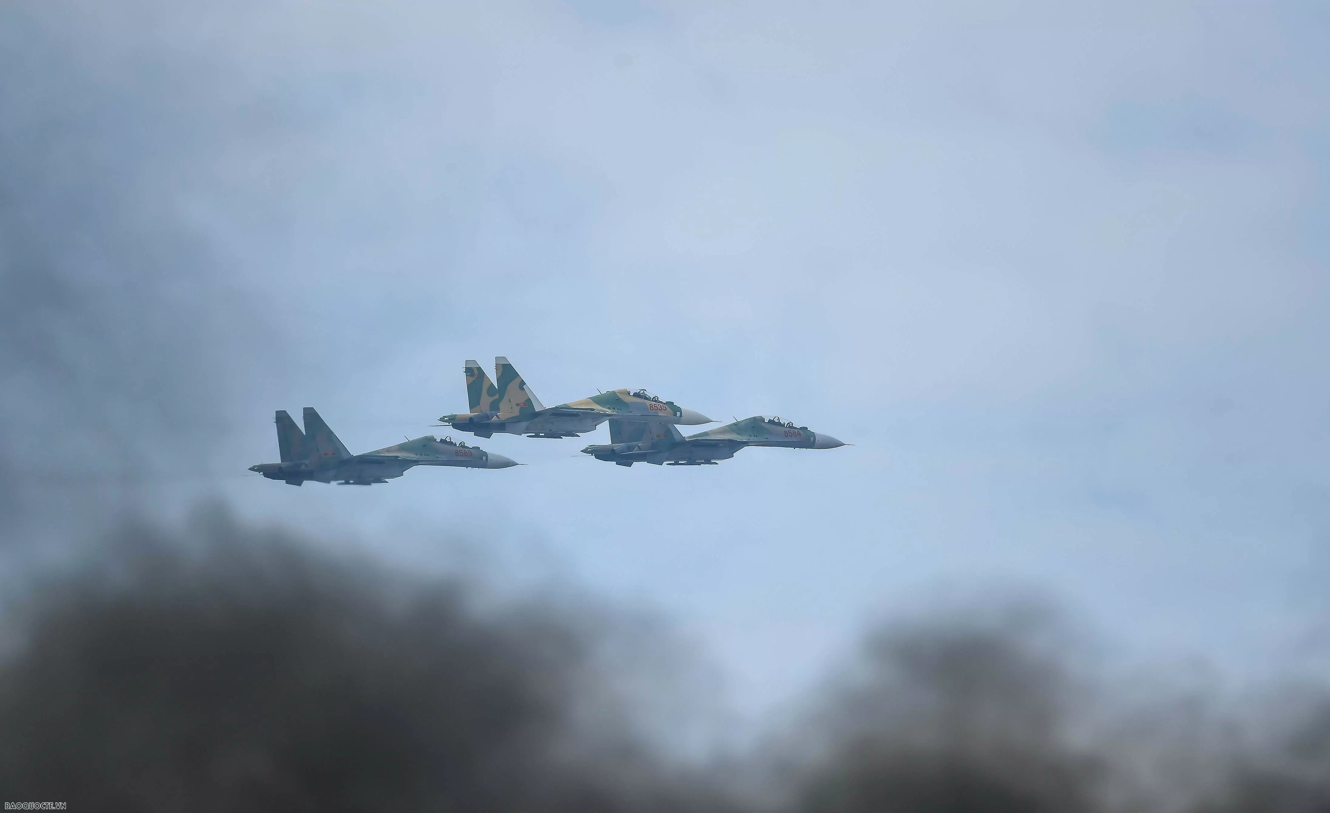 Vietnam International Defense Expo 2024: Witness Su-30MK2 Fighter Jets Perform Aerial Maneuvers