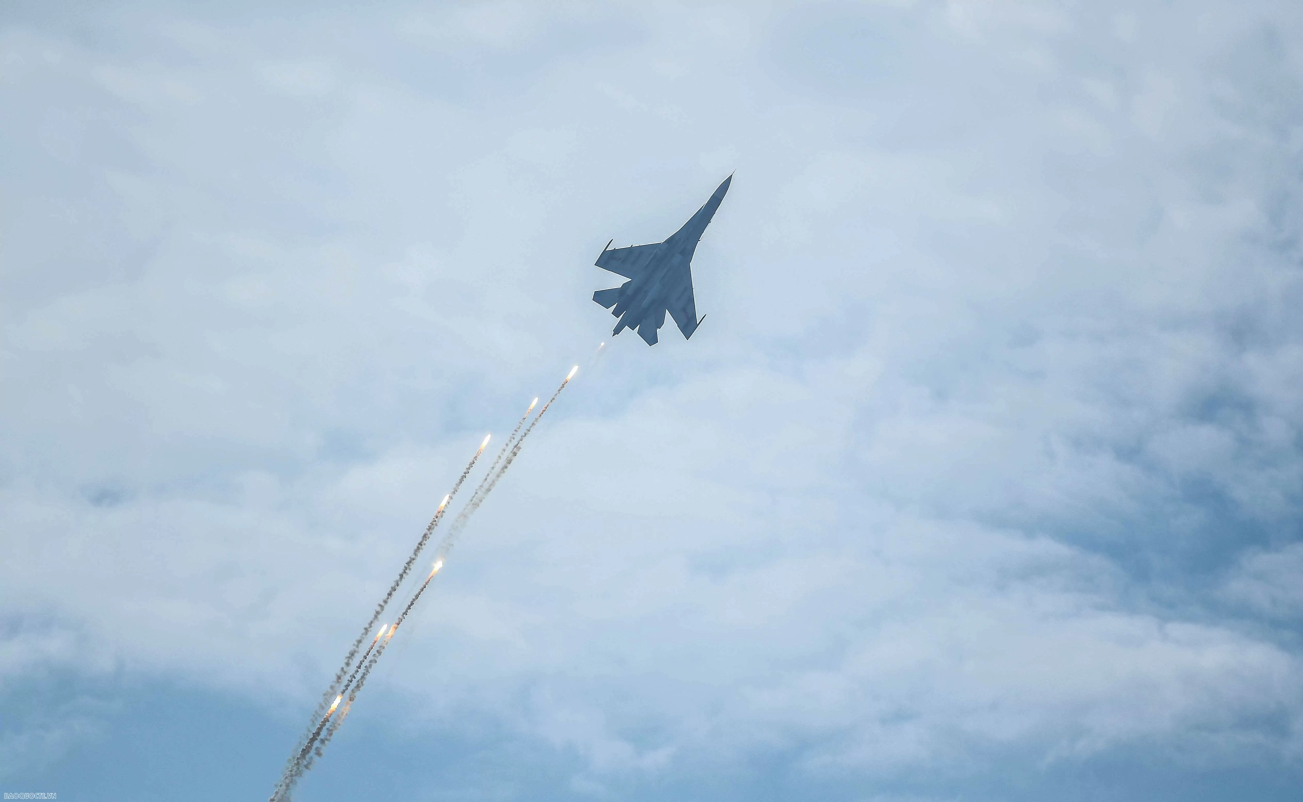 Vietnam International Defense Expo 2024: Witness Su-30MK2 Fighter Jets Perform Aerial Maneuvers