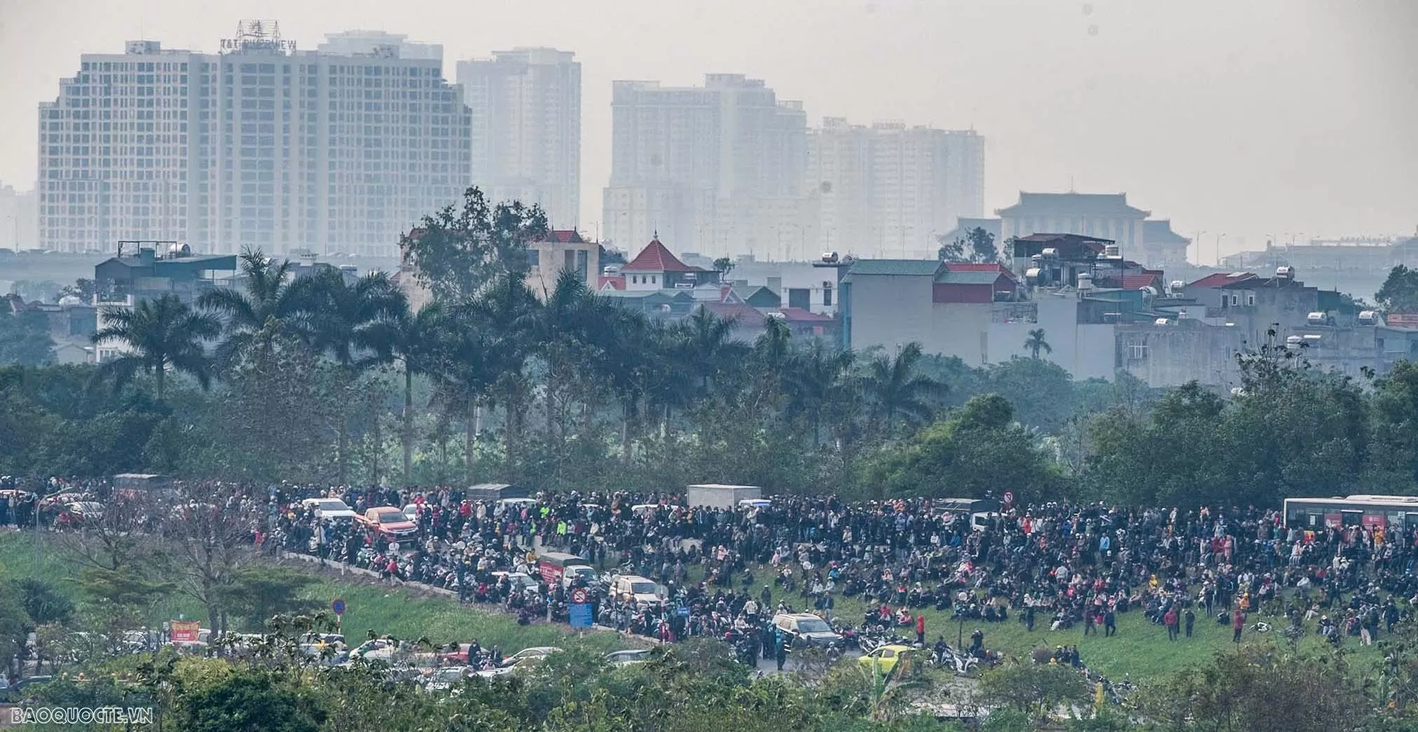 Triển lãm Quốc phòng quốc tế Việt Nam 2024: Chiêm ngưỡng tiêm kích Su30-MK2 lộn nhào, nhả bẫy nhiệt trên không