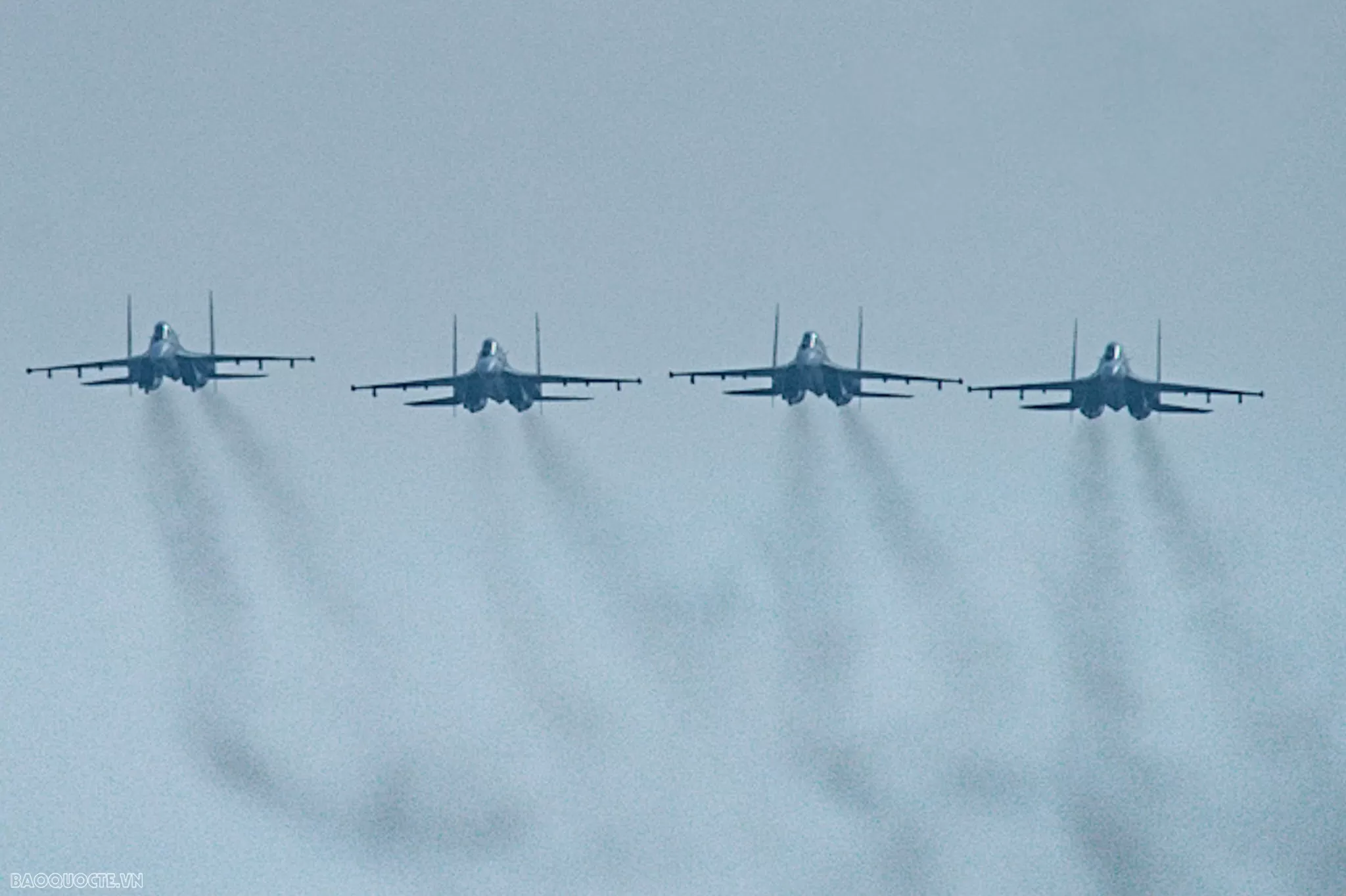 Ngay sau đó, những chiếc tiêm kích Su-30MK2 cất cánh từ sân bay Kép (Bắc Giang), bay thành hai biên đội, một biên đội có 3 chiếc bay trước, sau đó 4 chiếc bay tiếp theo.