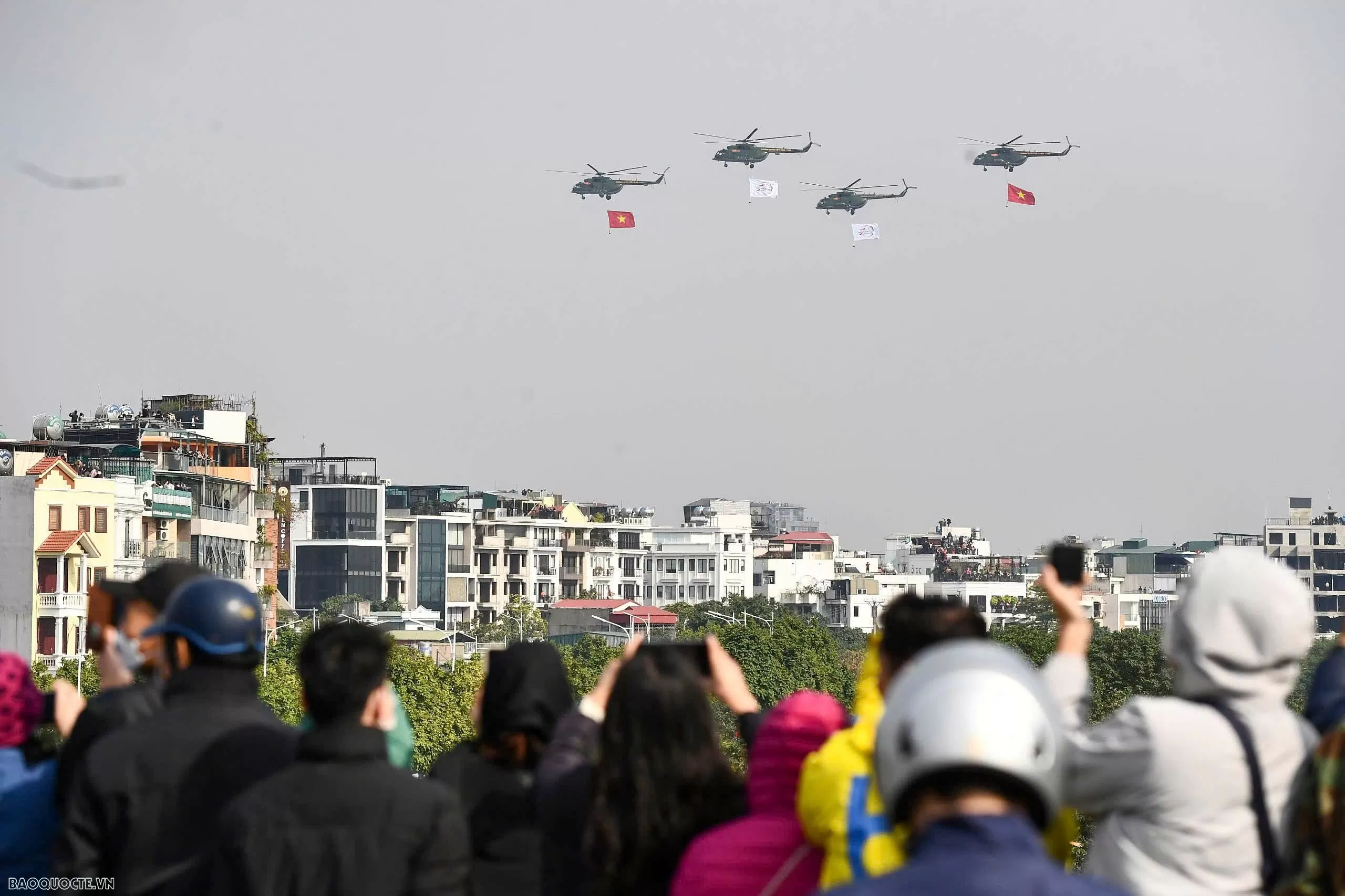 Vietnam International Defense Expo 2024: Witness Su-30MK2 Fighter Jets Perform Aerial Maneuvers