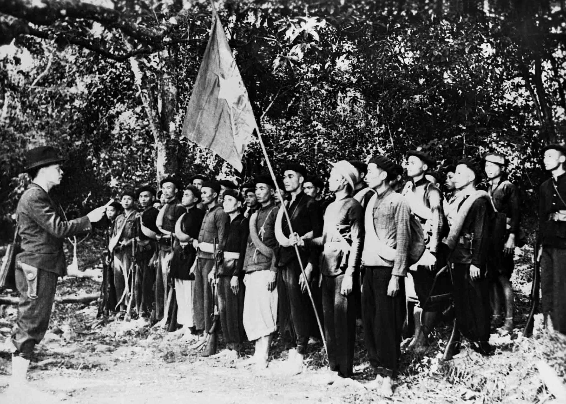 Ngày 22/12/1944, Đội Việt Nam Tuyên truyền Giải phóng quân (tiền thân của Quân đội nhân dân Việt Nam) được thành lập tại Cao Bằng. Sau ngày thành lập, đội xuất quân và giành thắng lợi giòn giã trong hai trận đánh, mở ra truyền thống đánh thắng trận đầu và đã ra quân là đánh thắng của quân đội ta. (Nguồn: Tư liệu TTXVN)