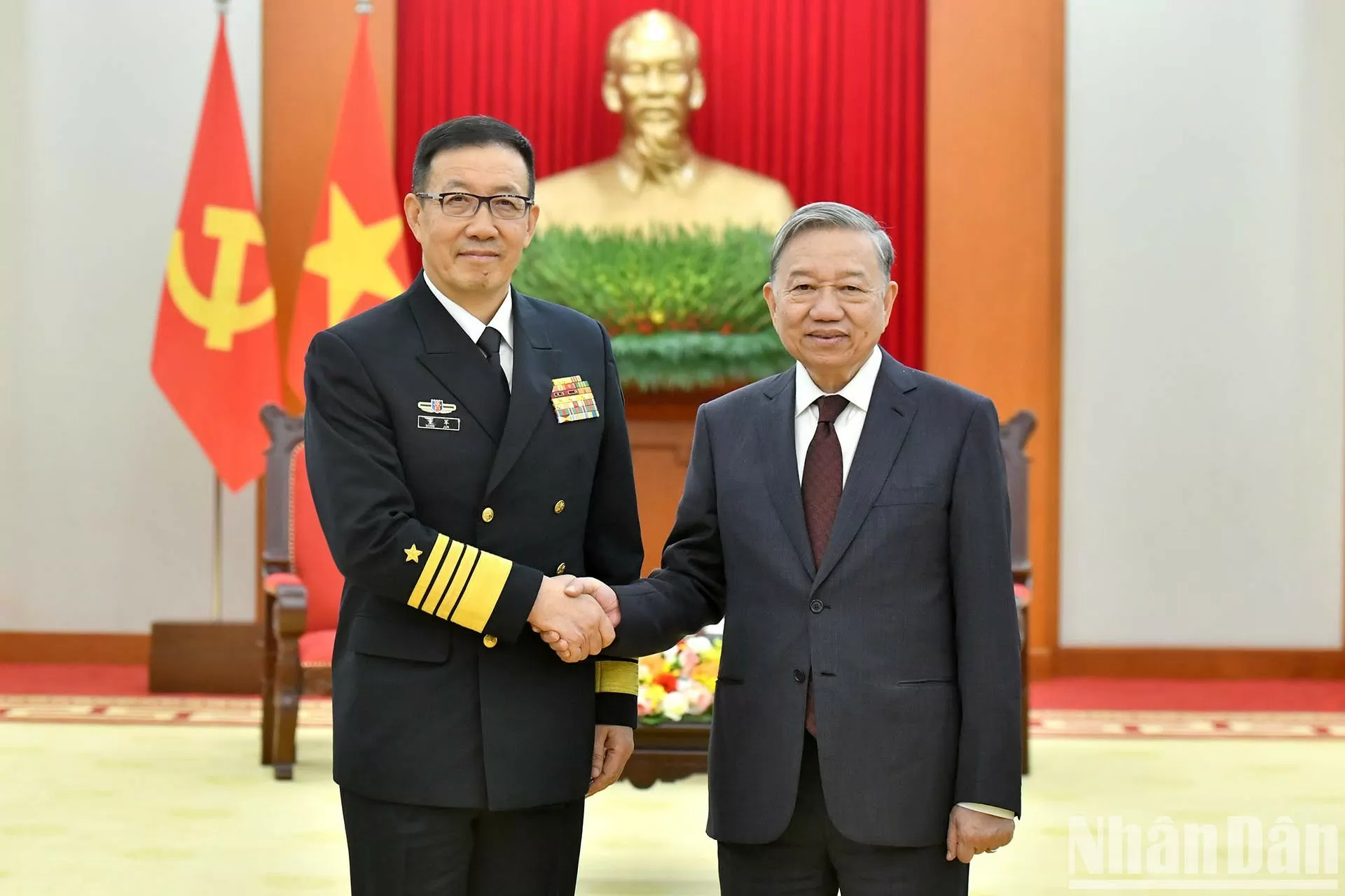 General Secretary To Lam receives Chinese Minister of Defence Dong Jun