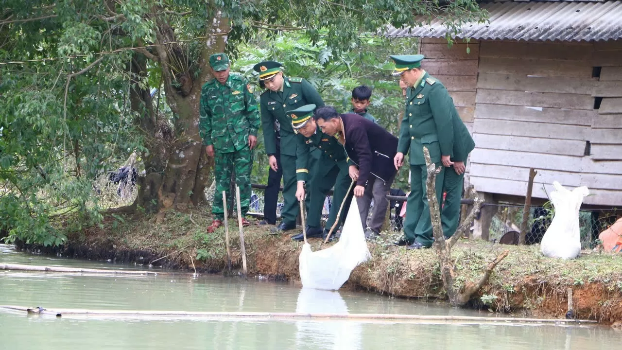 Đồn biên phòng Quảng Trị trao sinh kế cho người dân miền núi