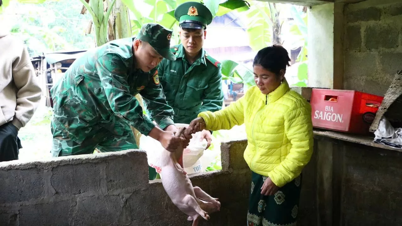 Đồn biên phòng Quảng Trị trao sinh kế cho người dân miền núi