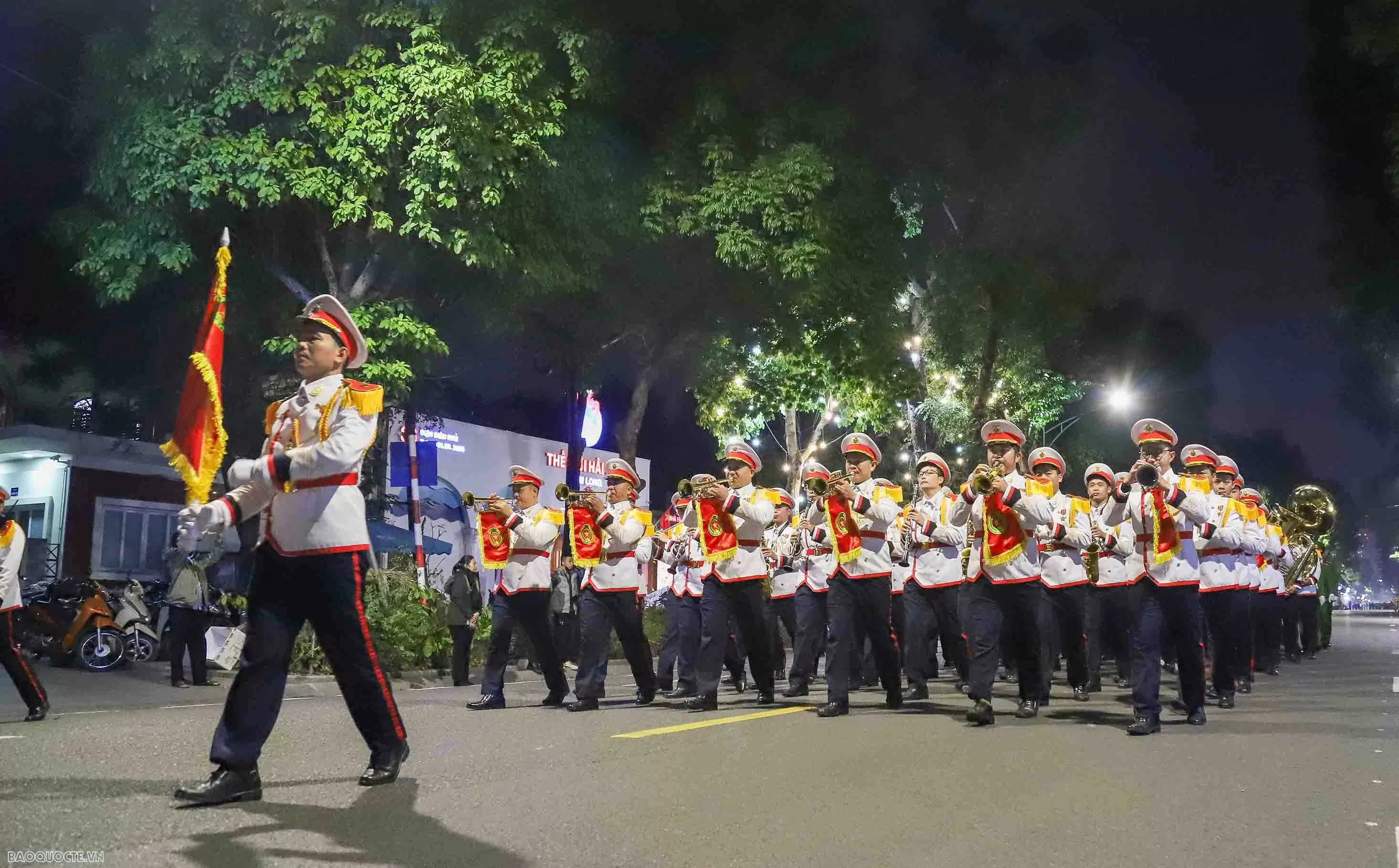 Gần 200 quân nhân các nước ASEAN diễu hành qua đường phố Hà Nội