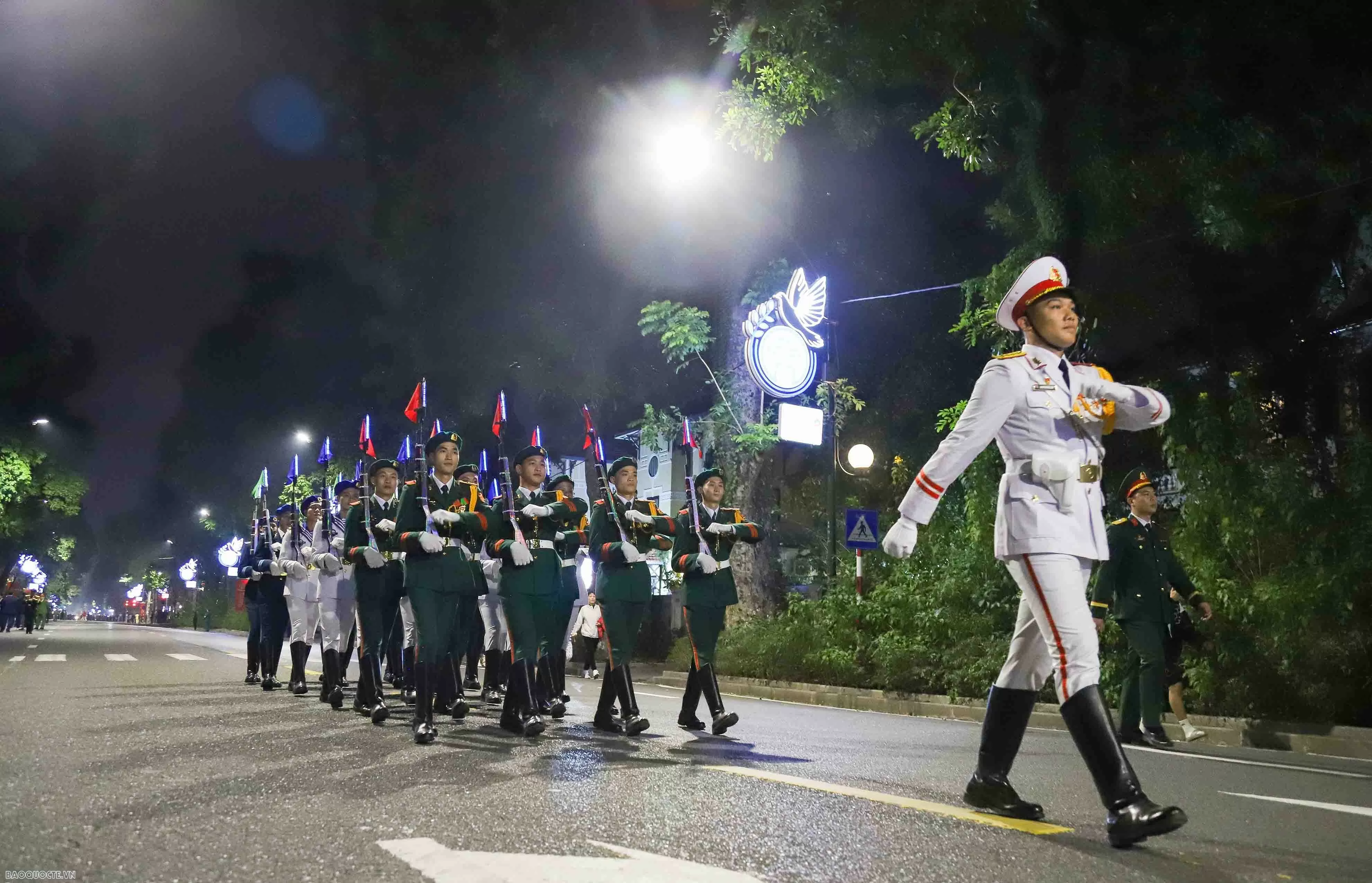 Gần 200 quân nhân các nước ASEAN diễu hành qua đường phố Hà Nội