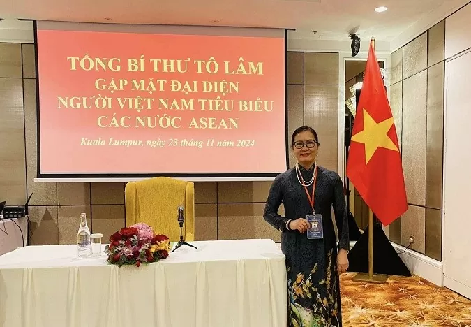 Mái nhà luôn ấm tình quê hương Mái nhà luôn ấm tình quê hương