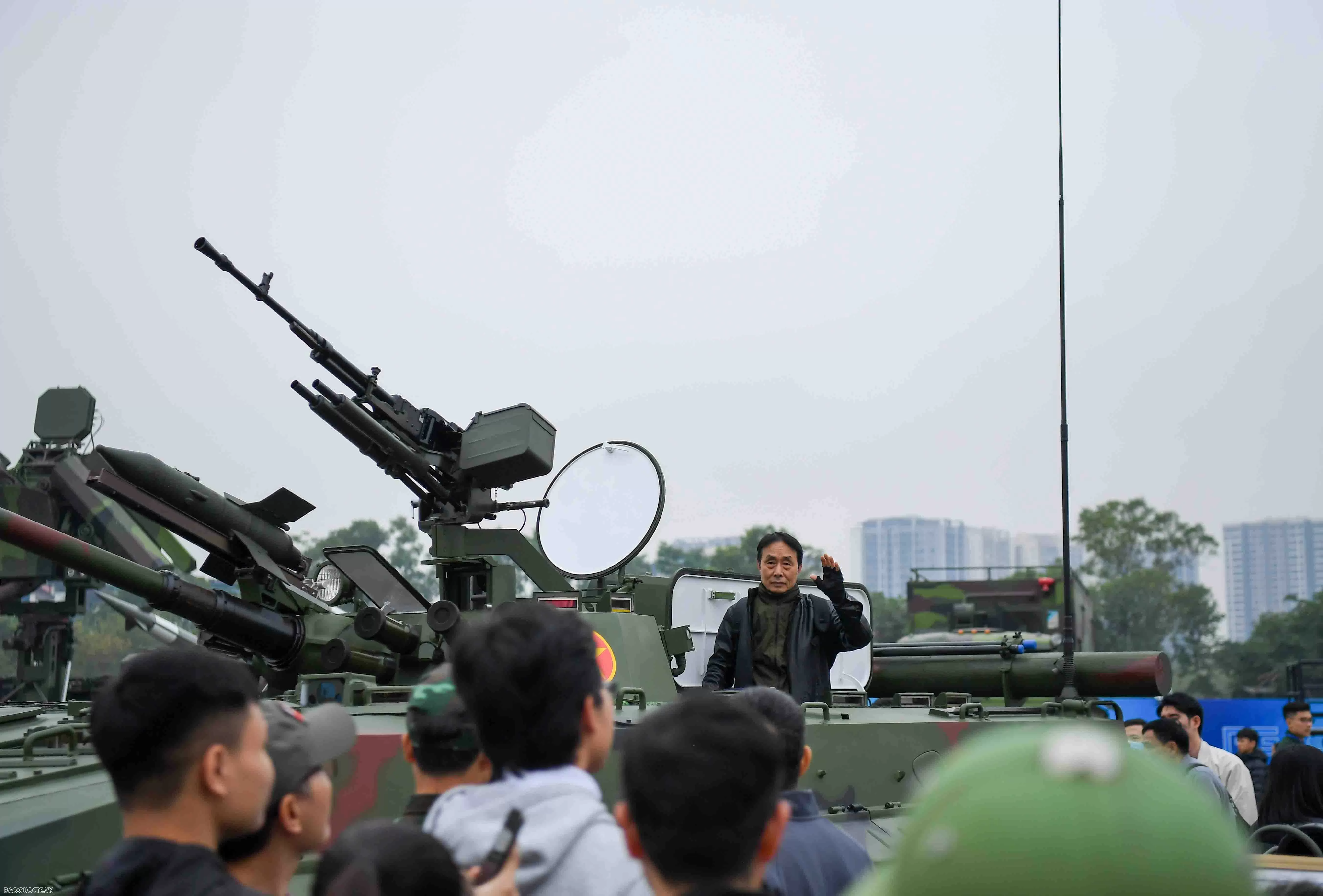 Vietnam International Defence Expo 2024: Visitors Experience Marksmanship and Tank Driving