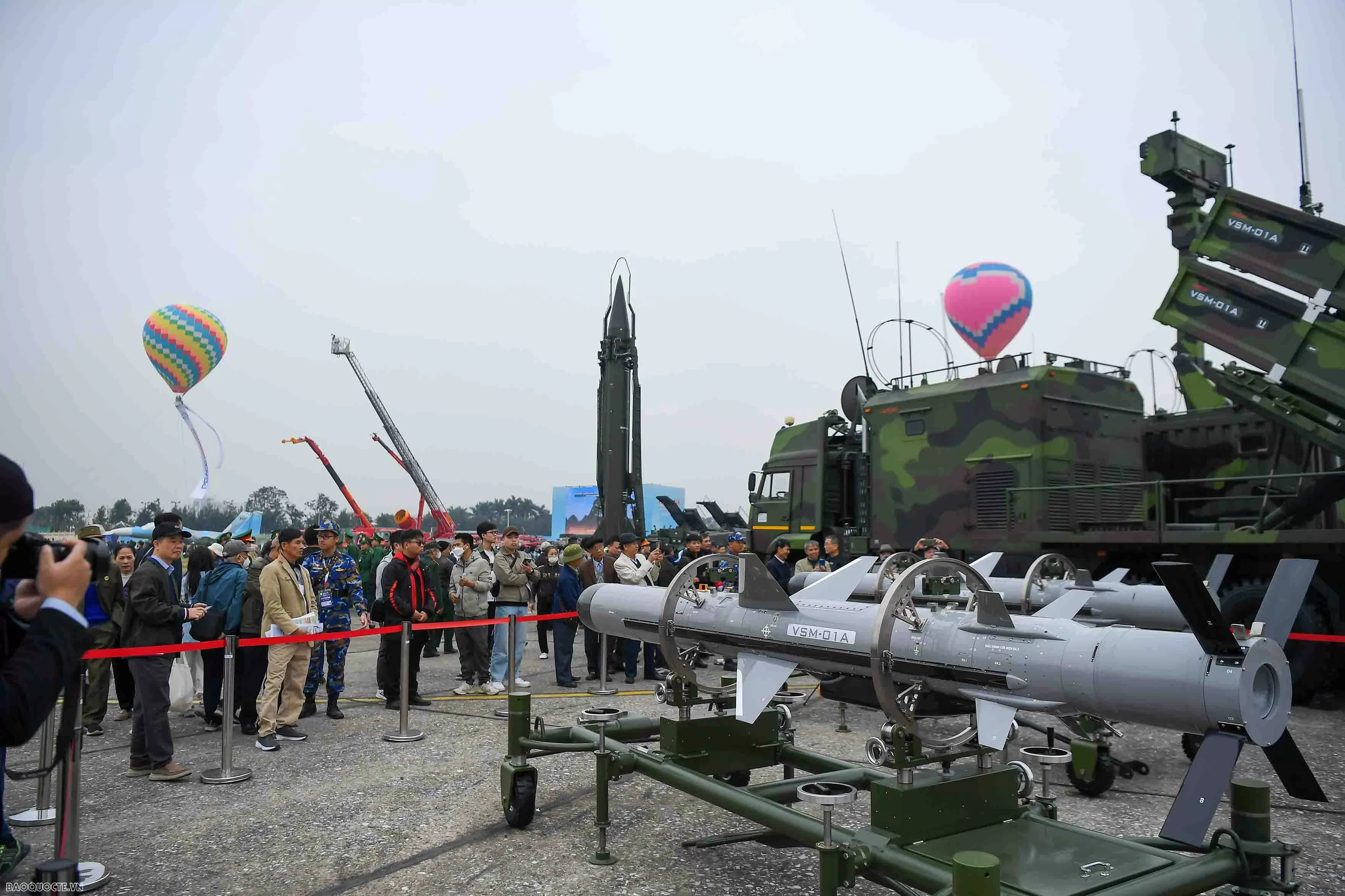 Vietnam International Defence Expo 2024: Visitors Experience Marksmanship and Tank Driving