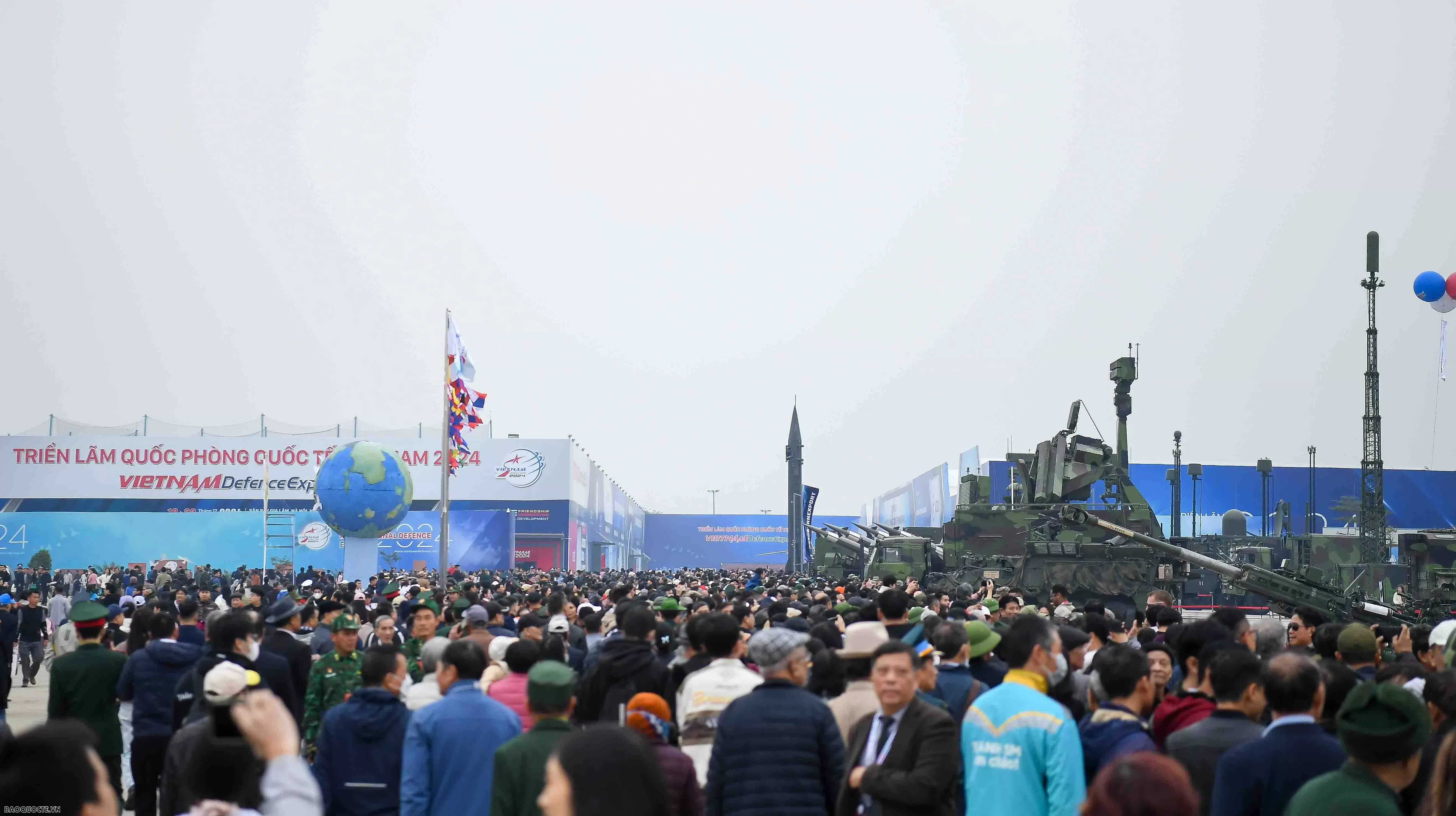 Vietnam International Defence Expo 2024: Visitors Experience Marksmanship and Tank Driving