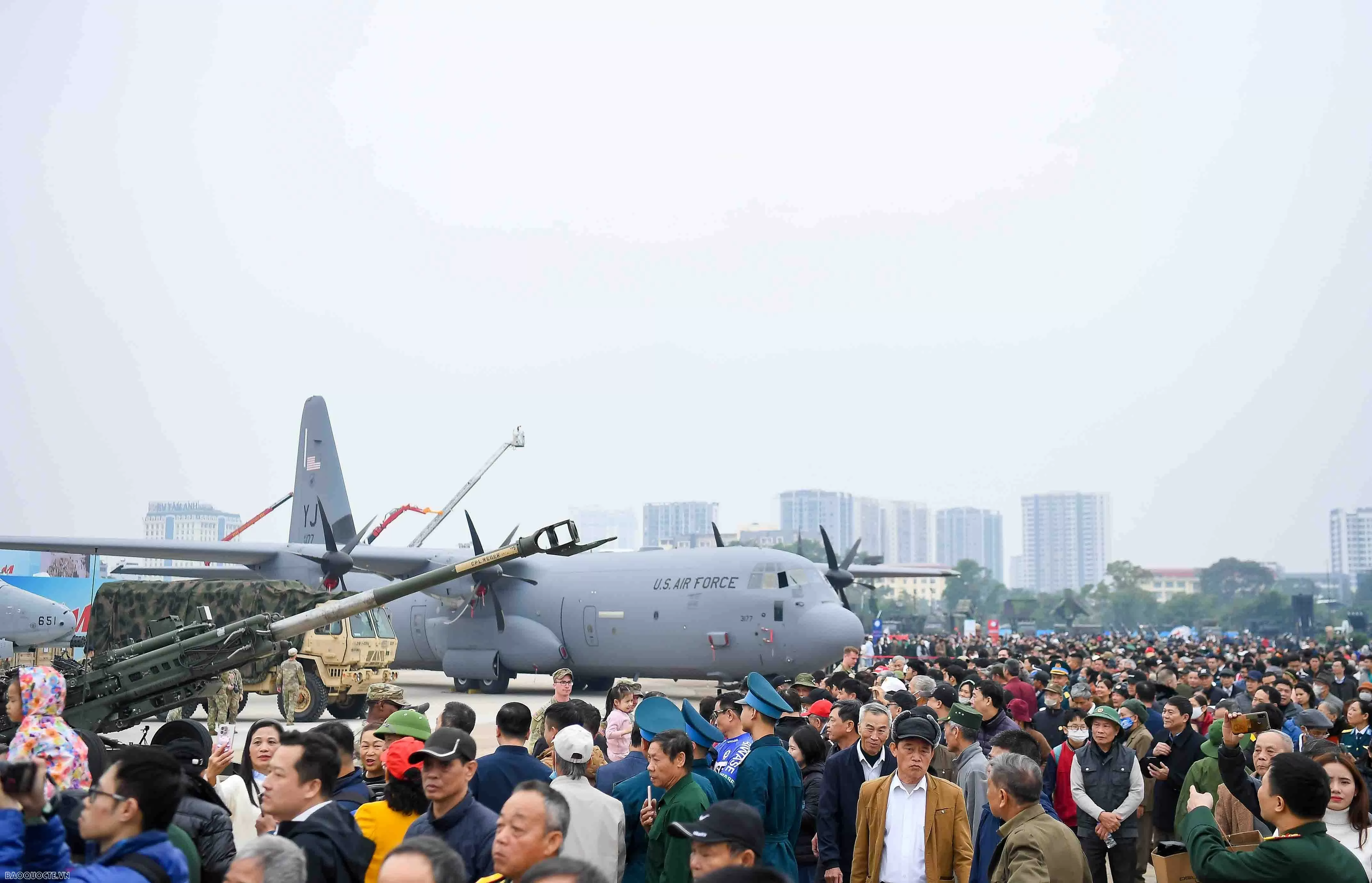 Vietnam International Defence Expo 2024: Visitors Experience Marksmanship and Tank Driving