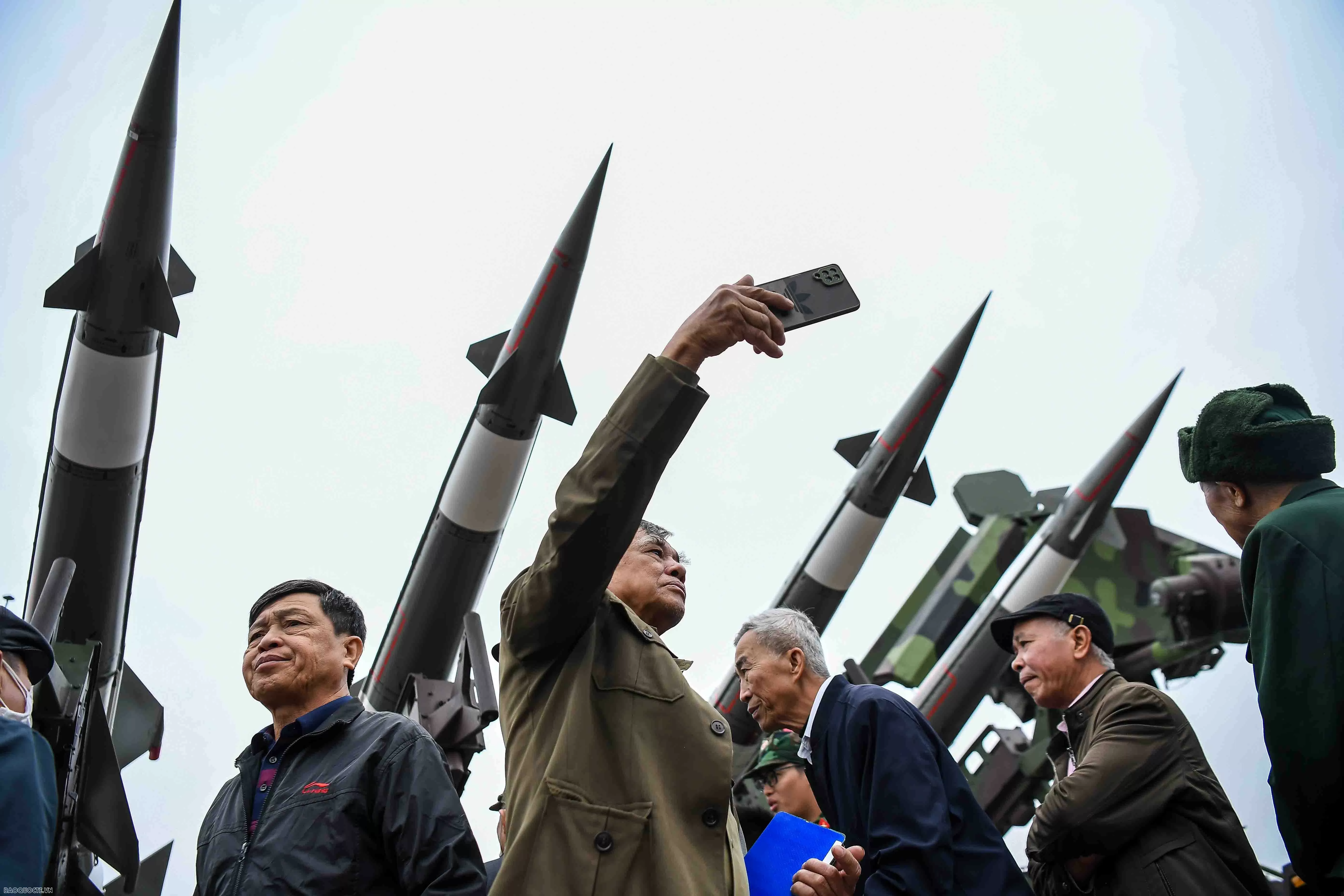 Vietnam International Defence Expo 2024: Visitors Experience Marksmanship and Tank Driving