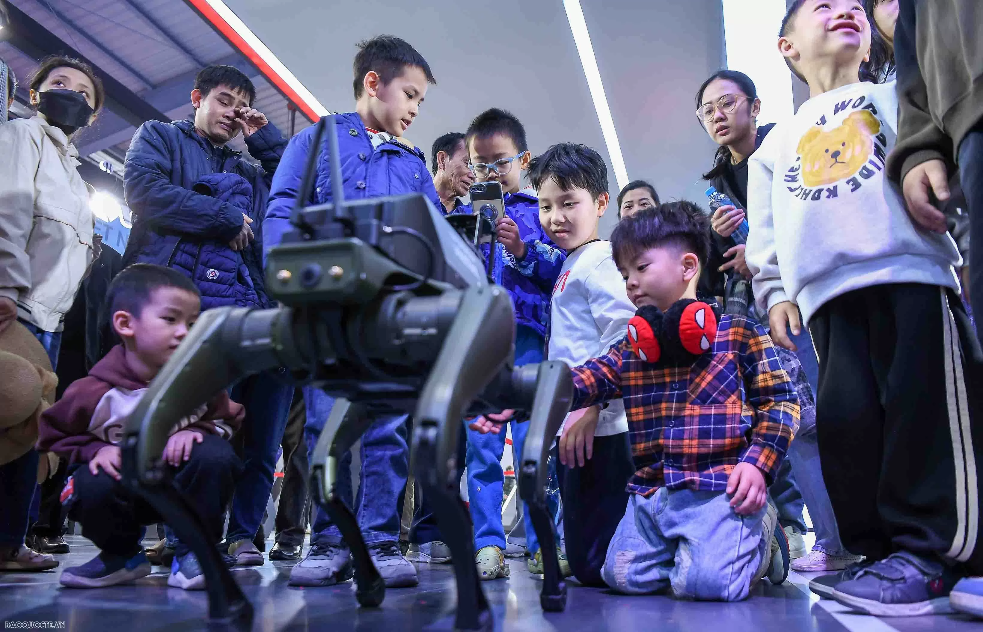 Vietnam International Defence Expo 2024: Visitors Experience Marksmanship and Tank Driving