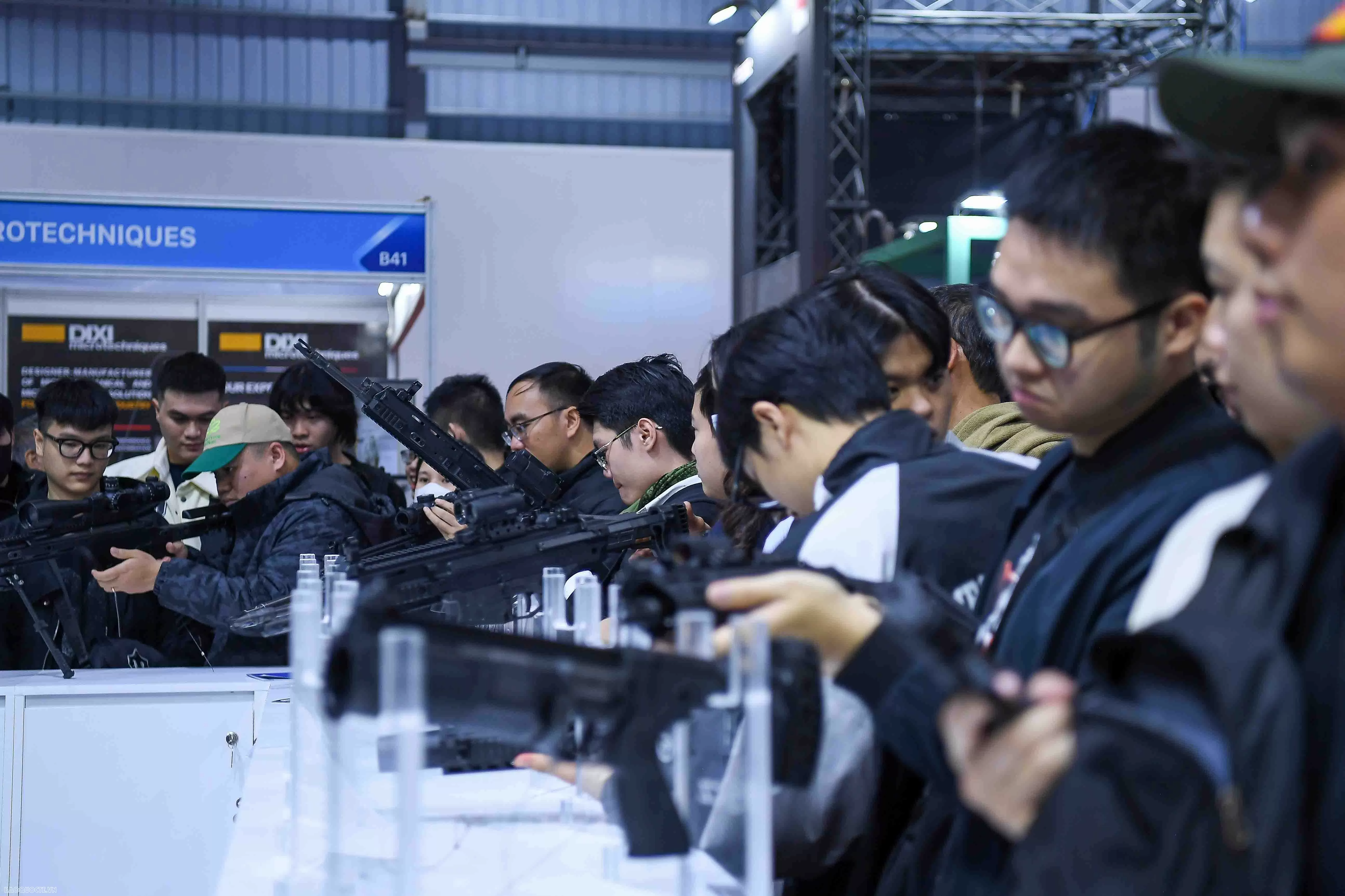 Vietnam International Defence Expo 2024: Visitors Experience Marksmanship and Tank Driving