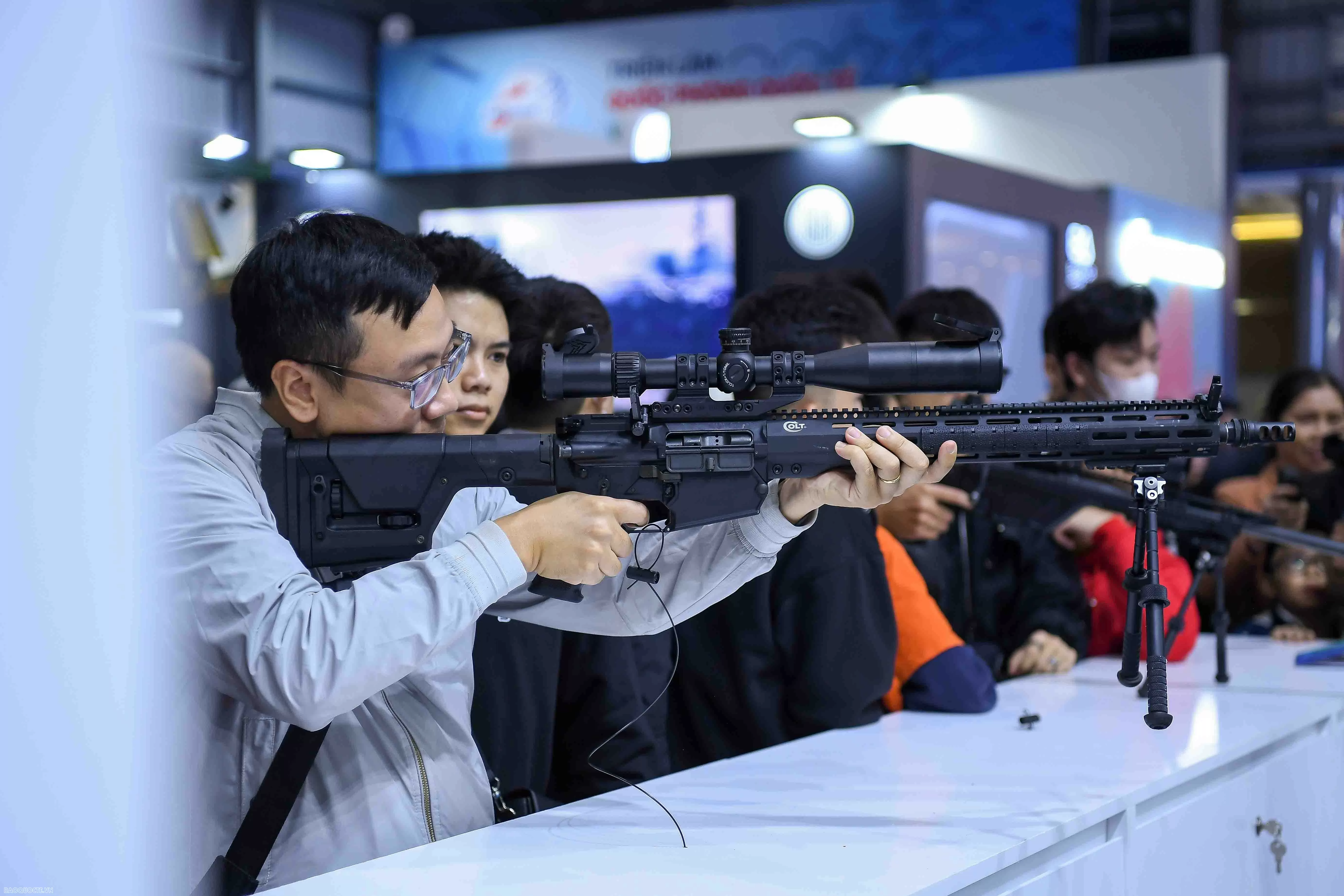 Vietnam International Defence Expo 2024: Visitors Experience Marksmanship and Tank Driving