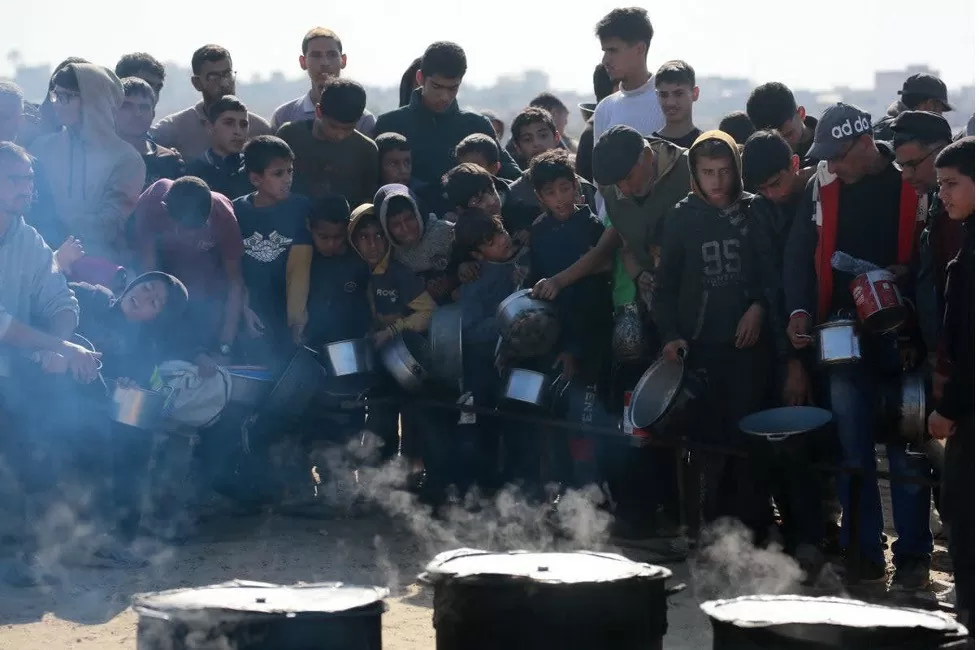 Người dân Palestine đứng chờ thực phẩm tại một trung tâm phân phối ở Gaza. (Nguồn: AFP/Getty)