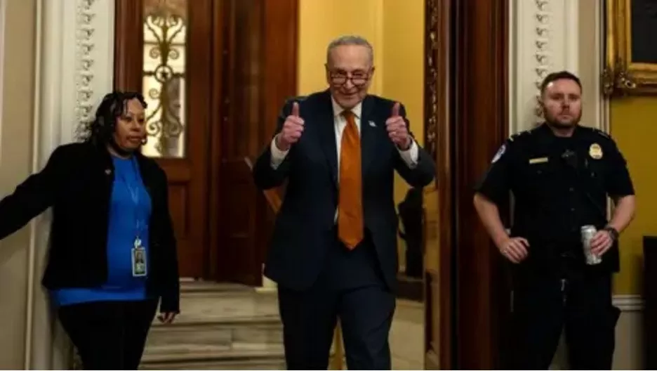 Lãnh đạo phe đa số Dân chủ tại Thượng viện Chuck Schumer giơ ngón tay cái lên khi bước ra khỏi Phòng Thượng viện. (Nguồn: Getty Images)