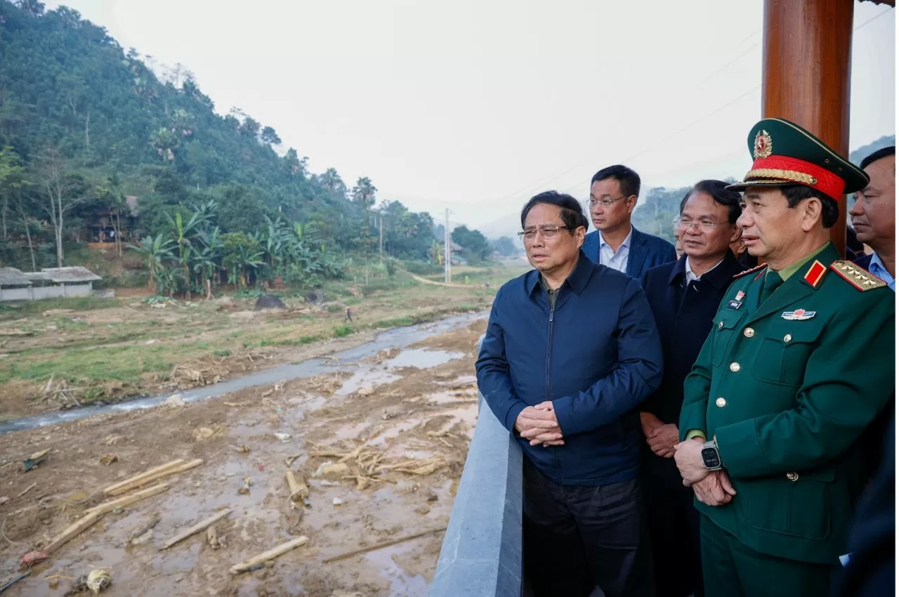 Thủ tướng Phạm Minh Chính thăm thôn Làng Nủ, nơi 67 người dân bị thiệt mạng do trận lũ - Ảnh: VGP/Nhật Bắc