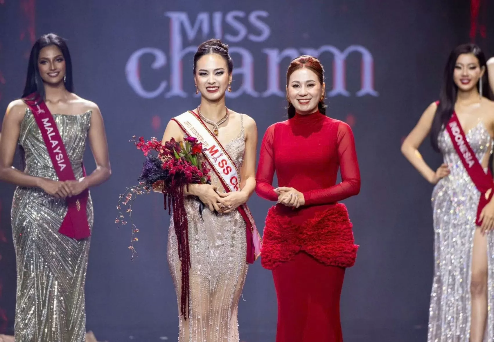 Quỳnh Nga của Việt Nam đoạt á hậu 2 Miss Charm và 2 giải thưởng phụ: Best Interview (Trả lời phỏng vấn hay nhất) và Trang phục dân tộc đẹp nhất. 