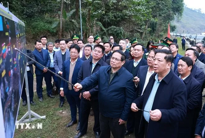 Thủ tướng Phạm Minh Chính khảo sát tuyến đường sắt Lào Cai-Hà Nội-Hải Phòng Thủ tướng Phạm Minh Chính khảo sát tuyến đường sắt Lào Cai-Hà Nội-Hải Phòng