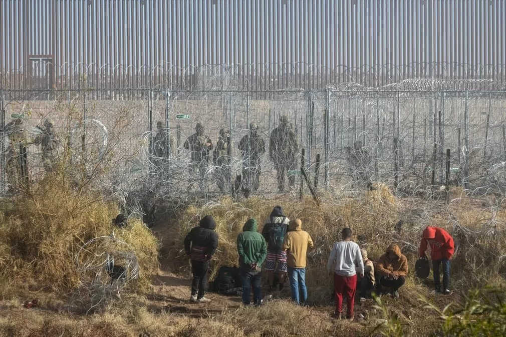 Những người di cư đứng gần Rio Grande tại Juarez, Mexico, dọc biên giới giữa nước này và Mỹ. Dòng người di cư đổ về biên giới Mỹ-Mexico ngày càng tăng khi lễ nhậm chức của Tổng thống đắc cử Mỹ Donald Trump sắp diễn ra (ngày 5/1/2025). Nhiều người chọn cắm trại ở khu vực biên giới bất chấp giá lạnh khắc nghiệt, với hy vọng mong manh được nhập cư vào xứ cờ hoa, dù hợp pháp hay không. (Nguồn: Bloomberg/Getty Images) Những người di cư đứng gần Rio Grande tại Juarez, Mexico, dọc biên giới giữa nước này và Mỹ. Dòng người di cư đổ về biên giới Mỹ-Mexico ngày càng tăng khi lễ nhậm chức của Tổng thống đắc cử Mỹ Donald Trump sắp diễn ra (ngày 5/1/2025). Nhiều người chọn cắm