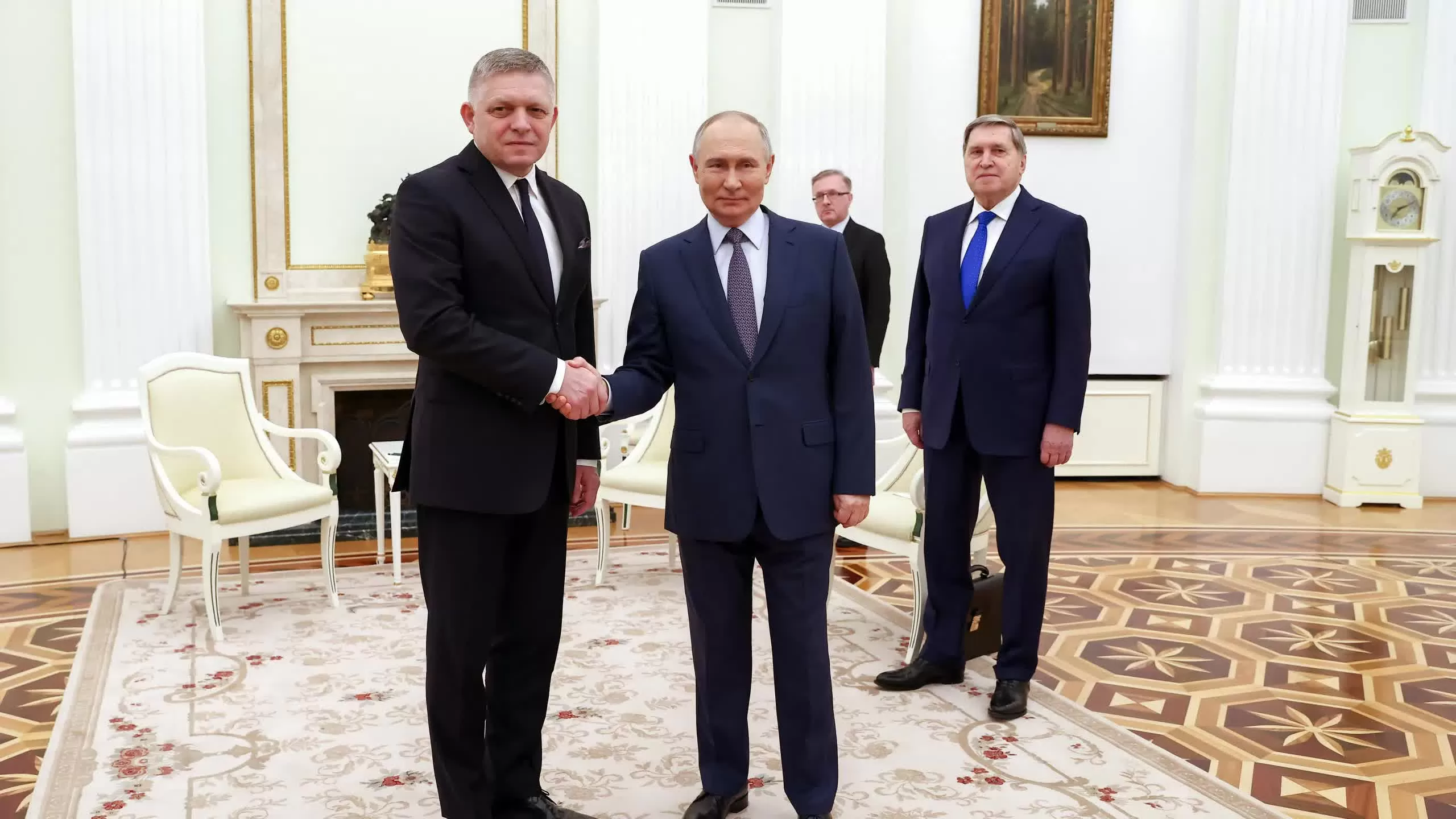 Tổng thống Nga Vladimir Putin (phải) tiếp đón Thủ tướng Slovakia Robert Fico tại Điện Kremlin hôm 22/12. (Nguồn: AFP)