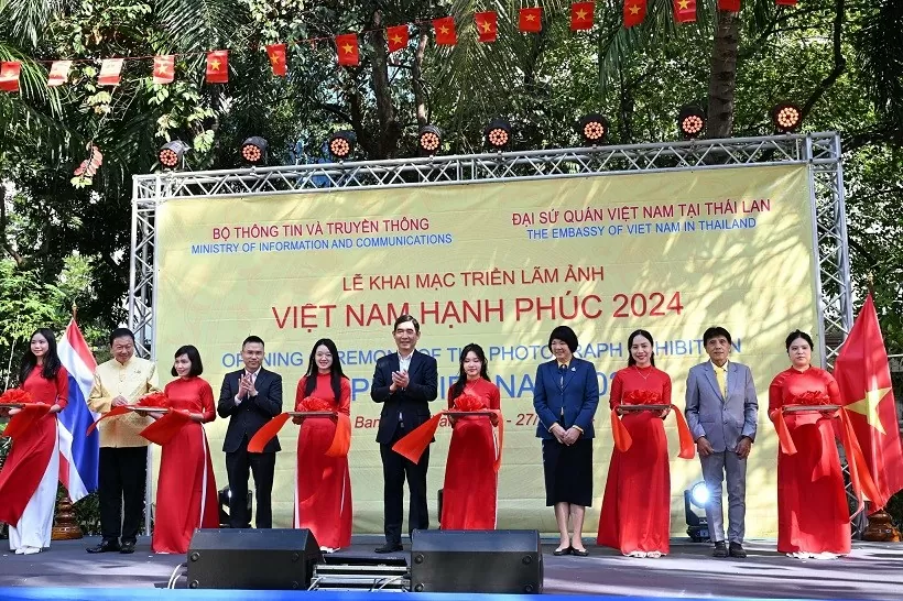 Các đại biểu cắt băng khai mạc triển lãm ảnh 'Việt Nam hạnh phúc - Happy Vietnam' tại Thái Lan