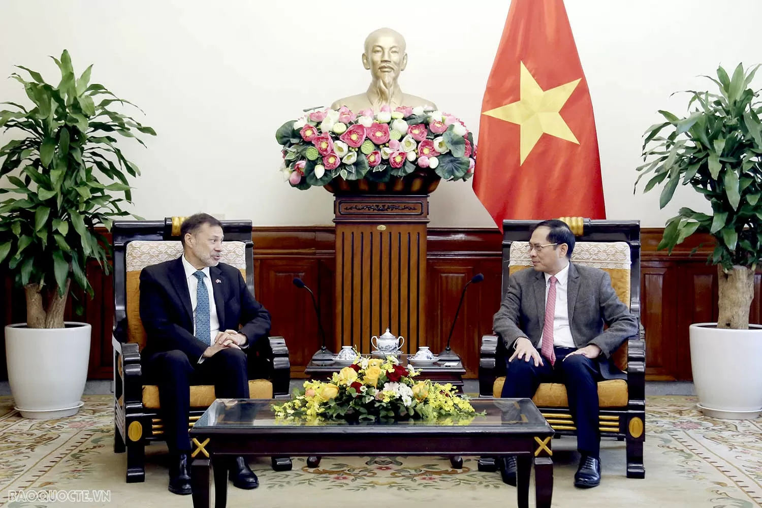 Deputy PM, FM Bui Thanh Son receives outgoing Australian Ambassador Andrew Goledzinowski