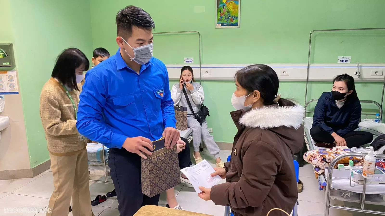 Cán bộ Cục Lãnh sự mang nụ cười đến với trẻ thơ Cán bộ Cục Lãnh sự mang nụ cười đến với trẻ thơ