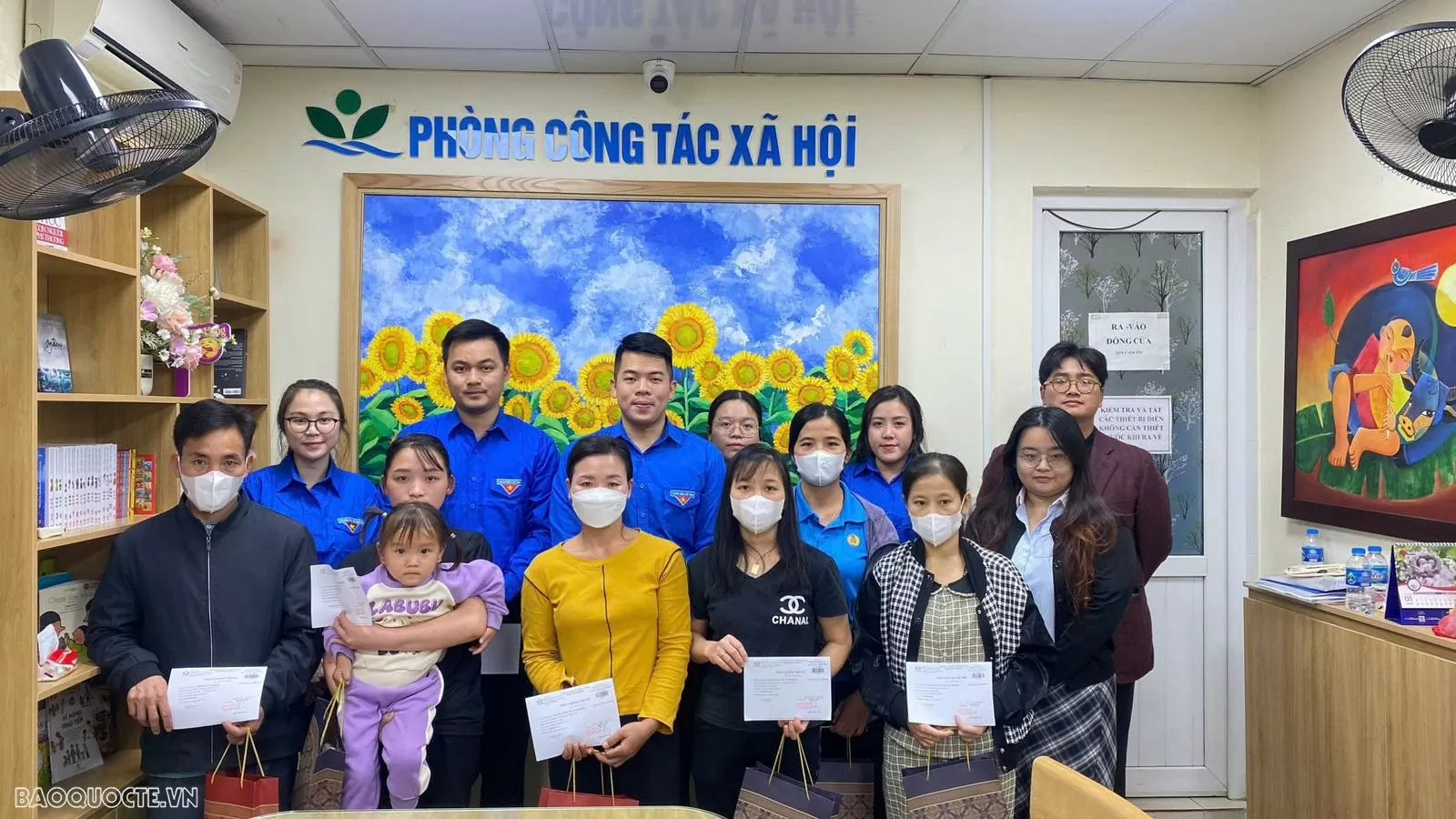 Cán bộ Cục Lãnh sự mang nụ cười đến với trẻ thơ Cán bộ Cục Lãnh sự mang nụ cười đến với trẻ thơ