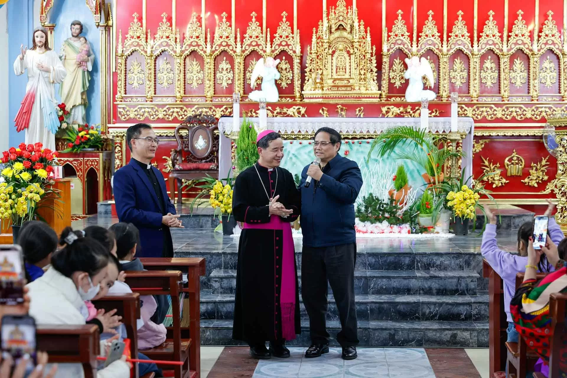 Thủ tướng Phạm Minh Chính thăm và chúc mừng Giáng sinh tại Giáo xứ Lào Cai