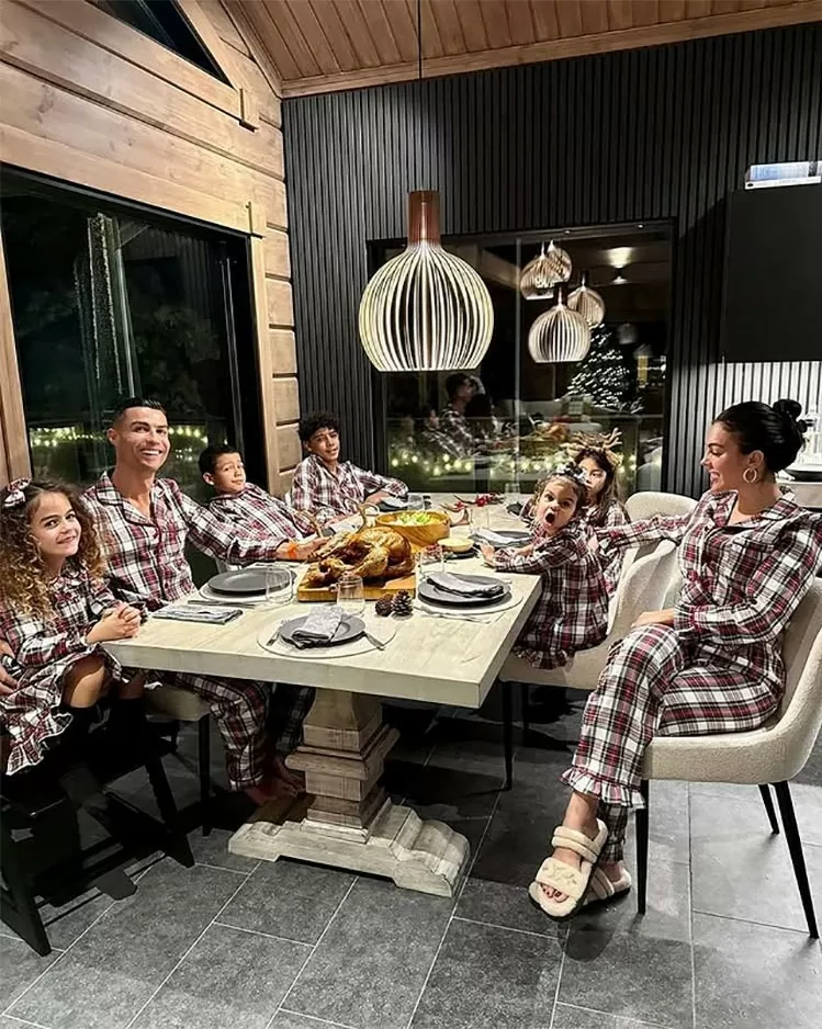 Hai siêu sao Ronaldo và Messi cùng loạt đồng nghiệp chia sẻ khoảnh khắc hạnh phúc bên vợ con dịp Giáng sinh. Hai siêu sao Ronaldo và Messi cùng loạt đồng nghiệp chia sẻ khoảnh khắc hạnh phúc bên vợ con dịp Giáng sinh.