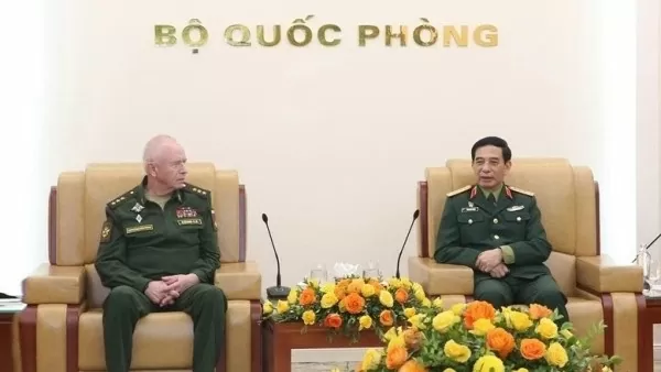 Minister Phan Van Giang welcomes Russian Deputy Minister of Defence in Hanoi