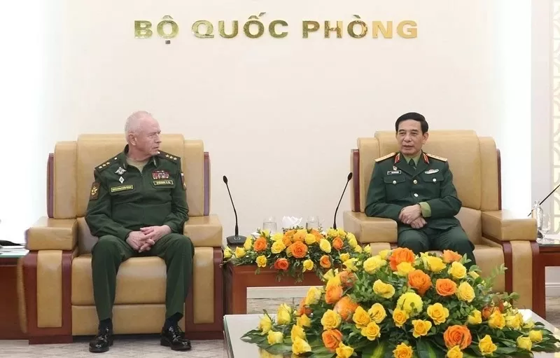 Minister Phan Van Giang welcomes Russian Deputy Minister of Defence in Hanoi