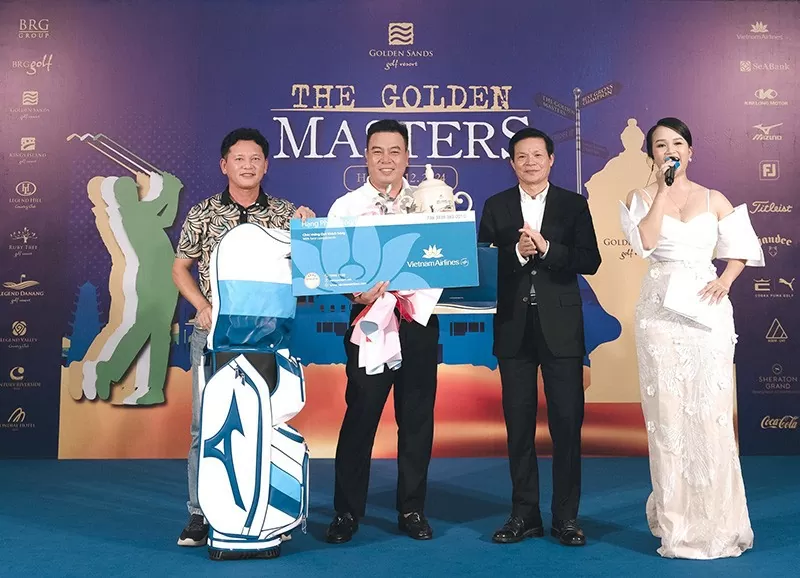 Golf thủ Nguyễn Văn Trường (thứ hai từ trái sang) giành chức vô địch The Golden Masters với tổng điểm là 72 gậy