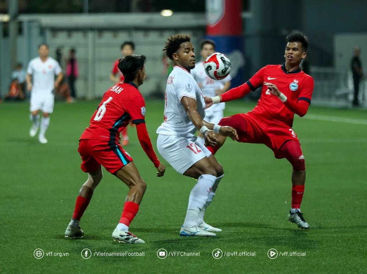 Tham dự ASEAN Cup 2024, đội tuyển Việt Nam (áo trắng) thăng hạng trên bảng xếp hạng FIFA. (Nguồn: VFF)