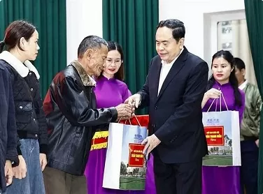 NA Chairman delivers gifts to Ha Tinh policy beneficiaries