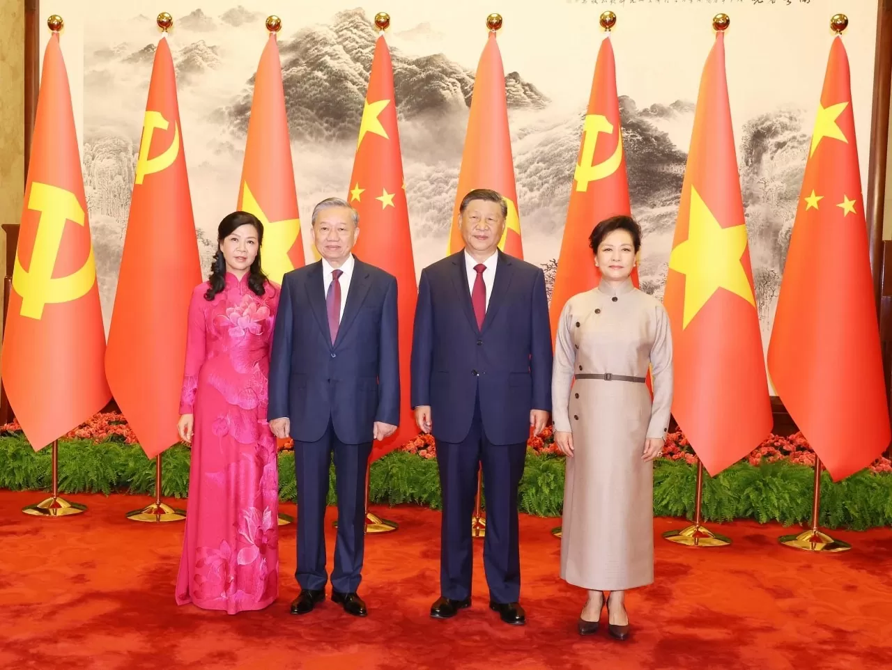 Tổng Bí thư, Chủ tịch nước Trung Quốc Tập Cận Bình và phu nhân cùng Tổng Bí thư, Chủ tịch nước Tô Lâm và phu nhân chụp ảnh chung