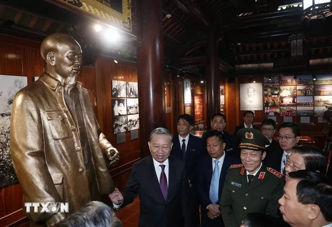 Tổng Bí thư Tô Lâm thăm nhà trưng bày tại Khu di tích Quốc gia đặc biệt Kim Liên thuộc huyện Nam Đàn, tỉnh Nghệ An. (Ảnh: Thống Nhất/TTXVN)