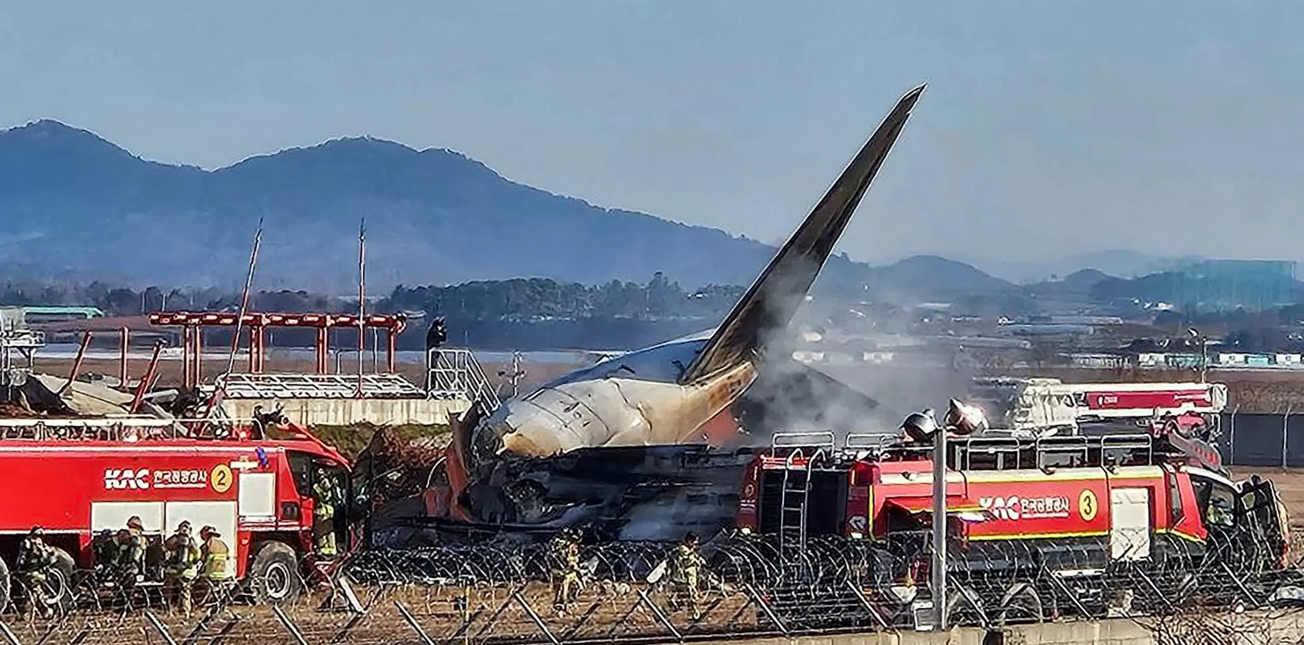 Hiện trường vụ tai nạn máy bay tại Hàn Quốc sáng 29/12. (Nguồn: Reuters)