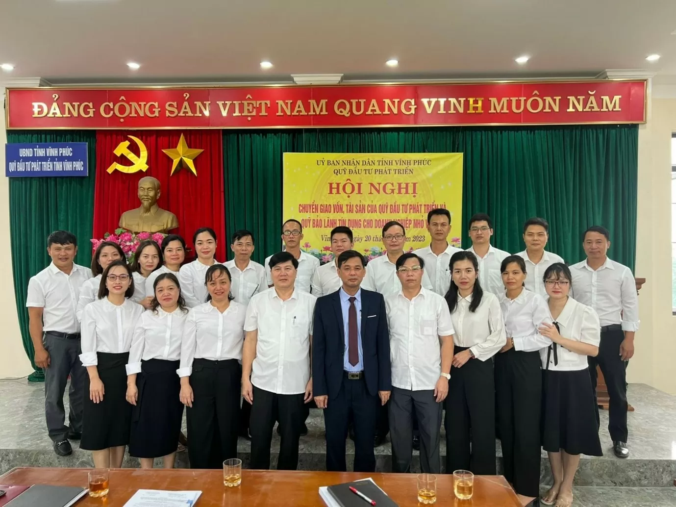 Tập thể cán bộ, nhân viên Quỹ Đầu tư phát triển tỉnh Vĩnh Phúc tham dự Hội nghị.