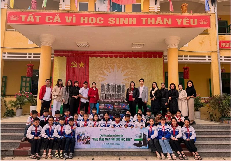 Hoang Long Computer donates computers to Nhu Khe Primary School, supporting the effective implementation of the KAV Open School.