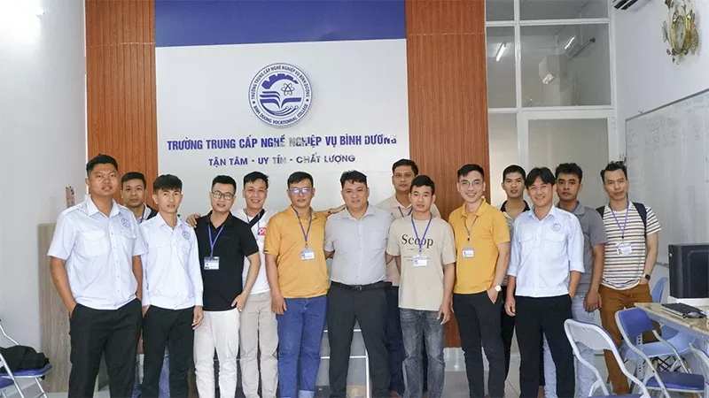 Trung tâm dạy lái xe của thầy Mai Văn Thường luôn đông đúc học viên.