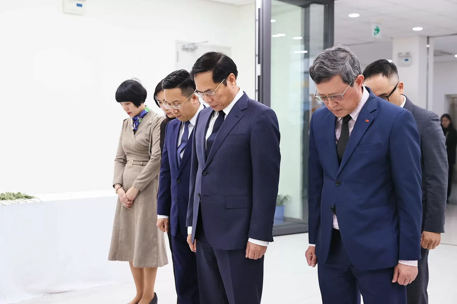 Phó Thủ tướng Bùi Thanh Sơn viếng và tưởng niệm nạn nhân vụ tai nạn máy bay của Hàn Quốc- Ảnh 2. Phó Thủ tướng Bùi Thanh Sơn viếng và tưởng niệm nạn nhân vụ tai nạn máy bay của Hàn Quốc- Ảnh 2.