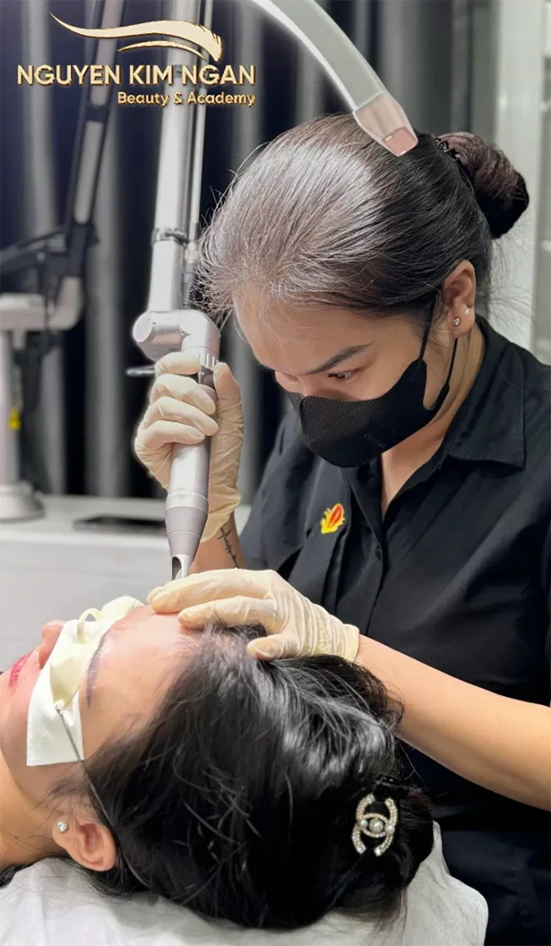 Hình ảnh quá trình phun mày của khách hàng tại Kim Ngân Beauty & Academy