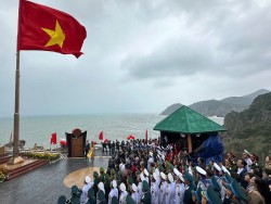 Hát vang Quốc ca Việt Nam tại Mũi Đại Lãnh - nơi đón ánh bình minh sớm nhất trên đất liền