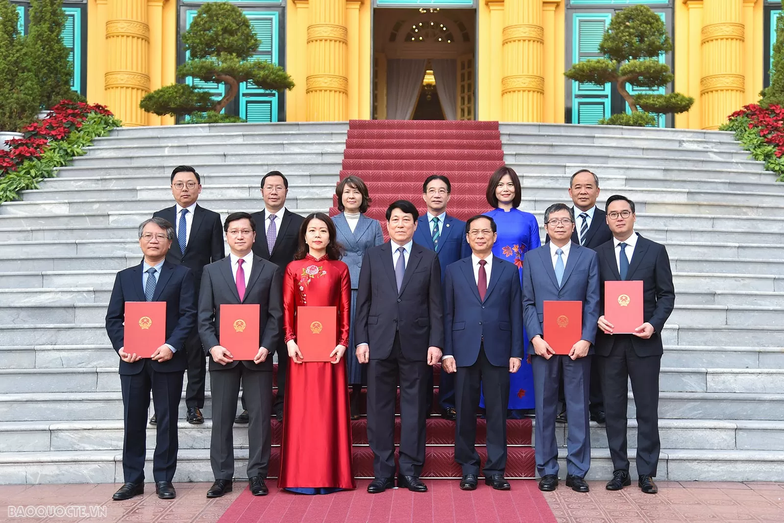 Tham dự buổi lễ trao quyết định còn có các đồng chí: Bùi Thanh Sơn, Phó Thủ tướng Chính phủ, Bộ trưởng Ngoại giao; Chủ nhiệm Văn phòng Chủ tịch nước Lê Khánh Hải và lãnh đạo Văn phòng Chủ tịch nước, Bộ Ngoại giao…