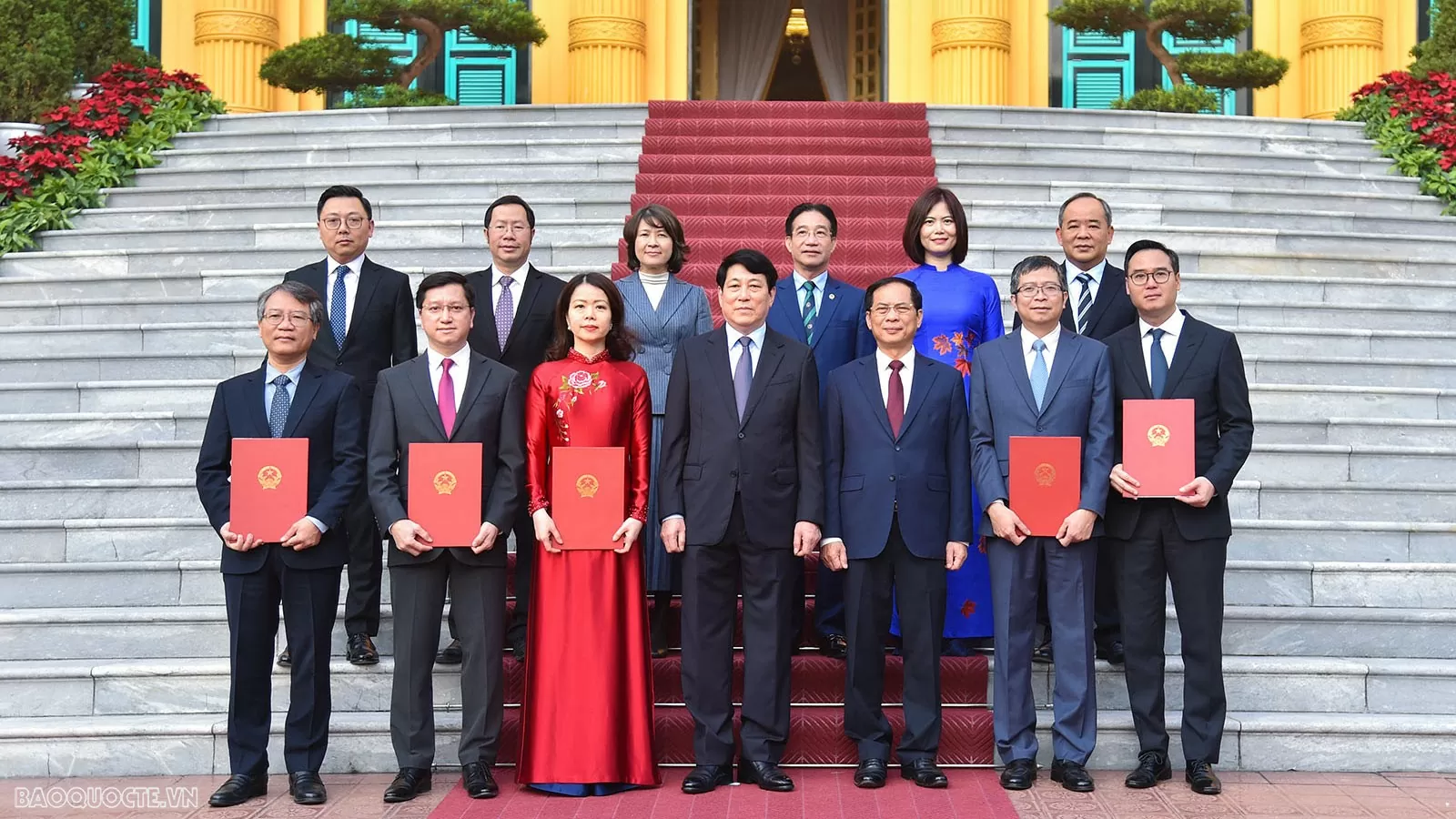Sáng 2/1, tại Phủ Chủ tịch, Chủ tịch nước Lương Cường đã trao Quyết định phong hàm Đại sứ cho 5 đồng chí là lãnh đạo và cán bộ Bộ Ngoại giao. (Ảnh: Tuấn Anh)