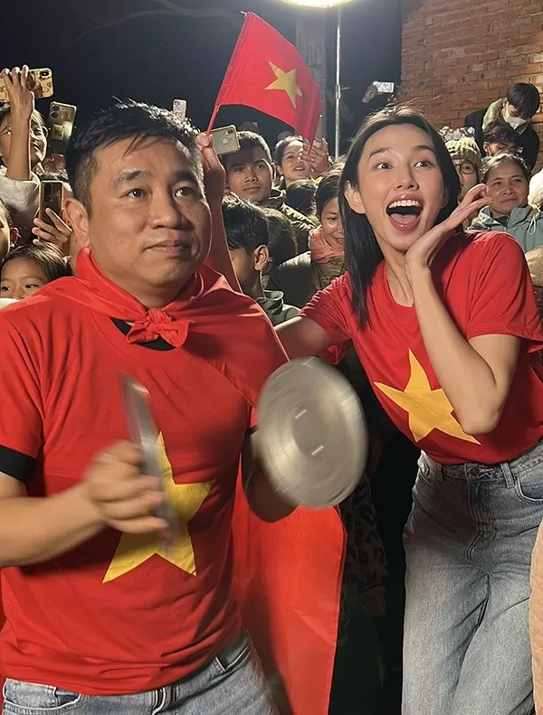 Hoa hậu Thùy Tiên (bên phải) vỡ òa cảm xúc khi tuyển Việt Nam ghi bàn vào lưới của đội tuyển Thái Lan ở chung kết ASEAN Cup 2024. Hoa hậu cùng bạn bè ở Đắk Lắk reo hò, mừng chiến thắng của đội nhà. Hoa hậu Thùy Tiên (bên phải) vỡ òa cảm xúc khi tuyển Việt Nam ghi bàn vào lưới của đội tuyển Thái Lan ở chung kết ASEAN Cup 2024. Hoa hậu cùng bạn bè ở Đắk Lắk reo hò, mừng chiến thắng của đội nhà.
